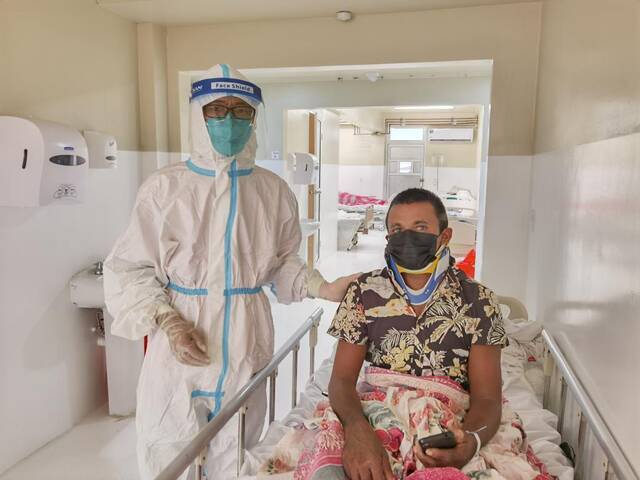 全球连线  无惧风险——中国援圭亚那医疗队成功救治感染新冠的颈椎脱位患者