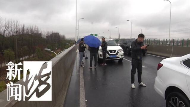 下雨天怕啥来啥！沪一高架上五车相撞 涉事车主：我已经刹住了 但…