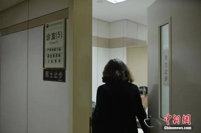 资料图：中国首个再生育咨询门诊在浙江大学医学院附属妇女科医院开通。中新社发李晨韵摄