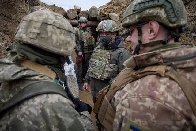 ▲2021年4月8日，乌克兰总统泽连斯基（中）在顿巴斯地区乌政府军阵地视察。图/新华社