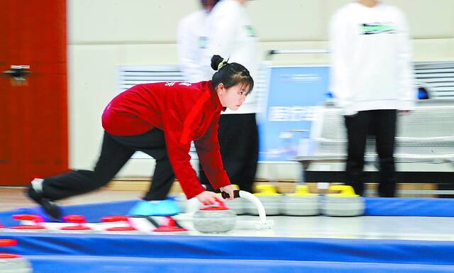 贵州省第十一届运动会首次设立冰壶比赛等冬季项目,选手激烈角逐。