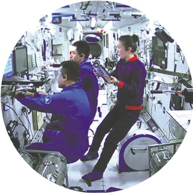 航天员通过手控遥操作方式控制货运飞船。图片由新华社记者在北京航天飞行控制中心拍摄