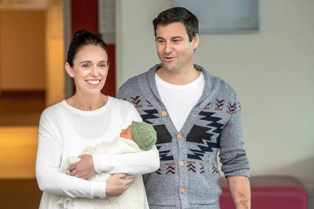 当地时间2018年6月24日，新西兰奥克兰，新西兰总理阿德恩偕伴侣盖福德抱着女儿首次出现在媒体面前。/IC photo