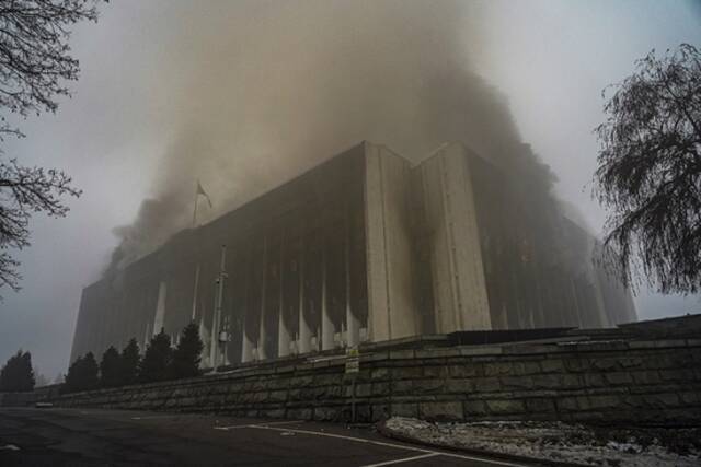 当地时间2022年1月6日，哈萨克斯坦阿拉木图，因能源价格上涨而引发的抗议活动中，阿拉木图市政大楼着火。