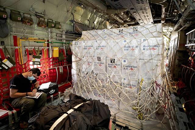 当地时间2022年1月21日，澳大利亚安伯利皇家空军基地， C-130J“大力神”运输机装载运往汤加的救援物资。本文图片人民视觉