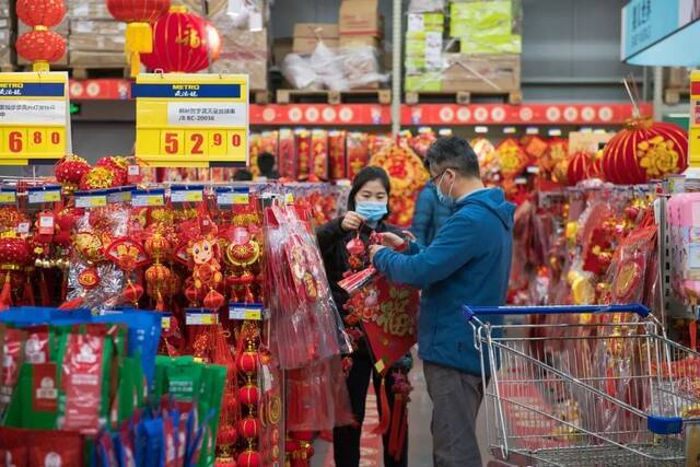 春节期间，市民购买年货。（资料图）邹乐摄