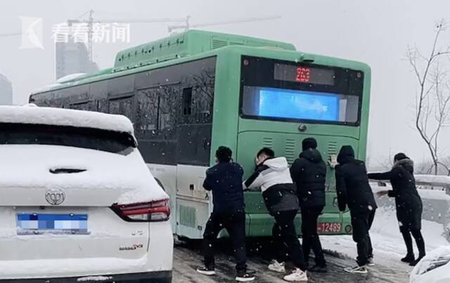 视频｜早高峰路面结冰，公交车