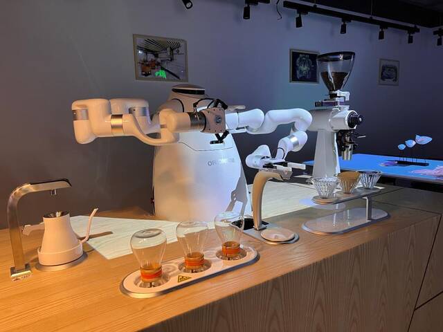 图为智咖大师机器人正在做咖啡。新华社记者马姝瑞摄