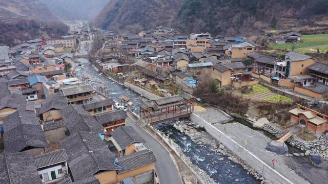 这是1月12日拍摄的陇南市文县铁楼藏族乡草河坝村（无人机照片）。新华社记者郎兵兵摄