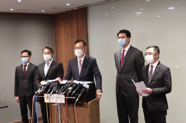 资深大律师杜淦堃（左三）接替夏博义担任香港大律师公会主席图源港媒