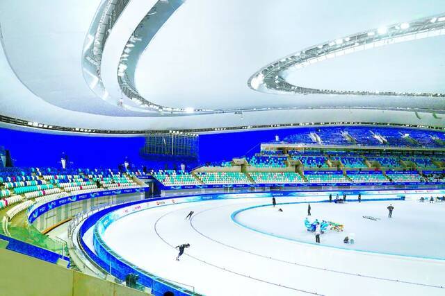 北京冬奥会前，国家速滑馆举办的速度滑冰测试赛受到参赛选手的好评。图为去年“相约北京”冰上项目测试活动速度滑冰比赛在国家速滑馆举行。萧峰摄