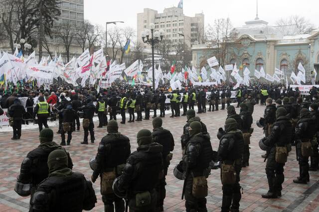 当地时间1月25日，乌克兰首都基辅议会大厦外发生混乱图源：视觉中国