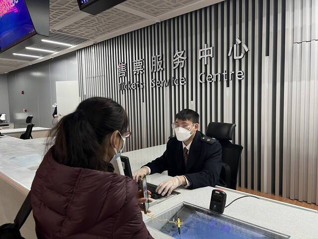 上海虹桥站还设置了一窗通办服务窗口，旅客在退票、改签时免于奔波。过云松图