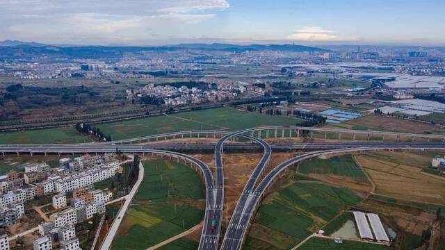 这是2021年通车的麟师（曲靖市麒麟区—曲靖市师宗县）高速一景（无人机照片，1月15日摄）。新华社记者胡超摄