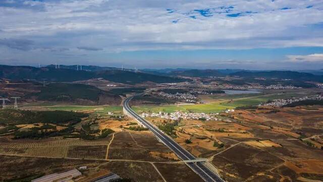 这是2021年通车的三清高速一景（无人机照片，1月15日摄）。新华社记者胡超摄