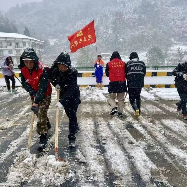 毛伟明主持召开省政府常务会议 部署应对低温雨雪冰冻天气等工作