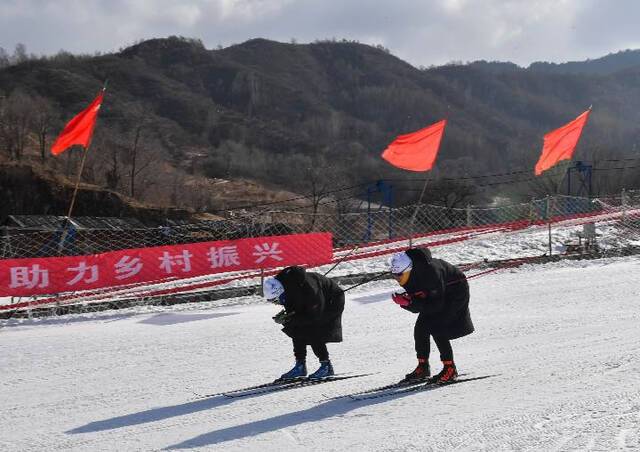 新华全媒+丨吕梁山上有支“打宝升级”的滑雪队