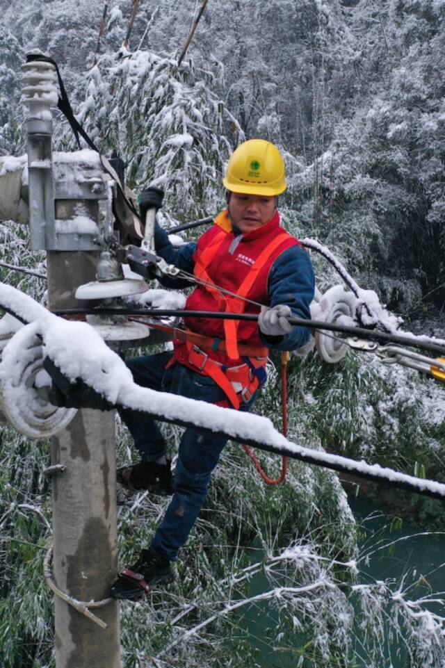 毛伟明：全力应对低温雨雪冰冻天气 确保人民群众过上平安祥和的春节