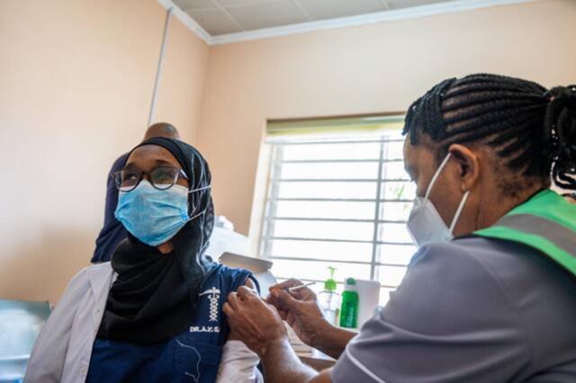 卫生工作者在阿布贾国家医院接受新冠疫苗接种/盖茨基金会