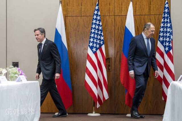 当地时间1月21日，瑞士日内瓦，美国国务卿布林肯和俄罗斯外交部长拉夫罗夫举行会谈。图自澎湃影像