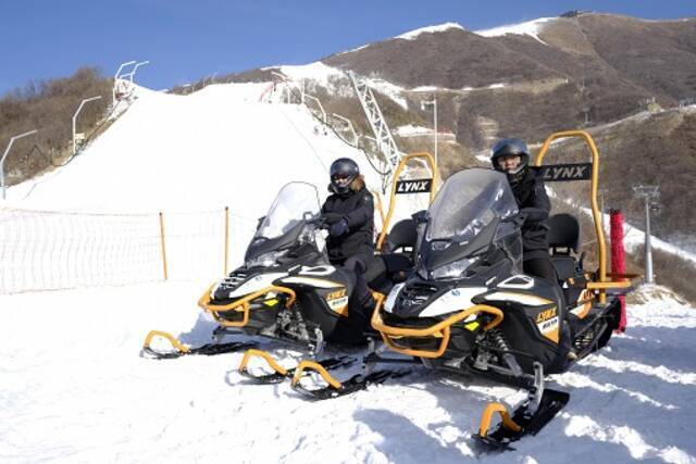 高山滑雪机动运维班队员进行训练