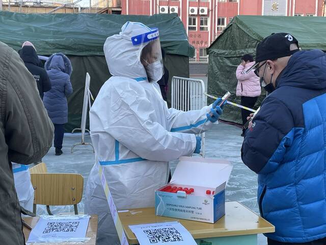 北京朝阳区安贞里社区今天下午开展第二次核酸检测