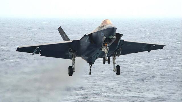 美海军一架F-35C舰载机在“卡尔·文森”号航母着舰前瞬间资料图