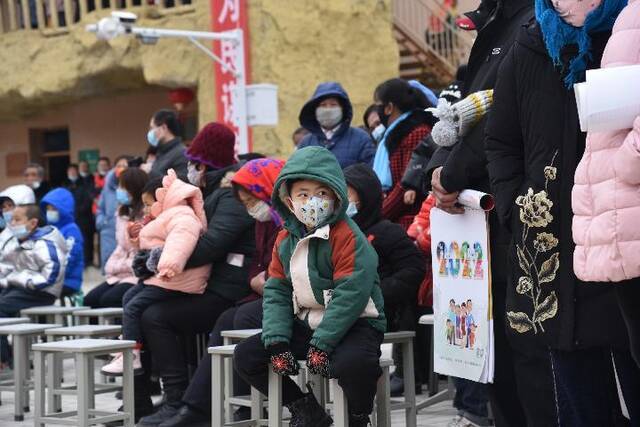 1月24日，厍弆村村民在观看文艺节目。（新华社记者崔翰超摄）