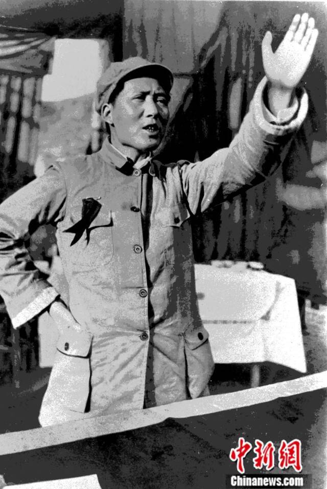 1937年，毛泽东在延安。中新社发佚名摄