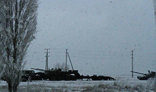 这是2016年12月24日在通往乌克兰顿涅茨克市的路上拍摄的从前线撤回的乌政府军重型火炮和坦克。新华社记者陈俊锋摄