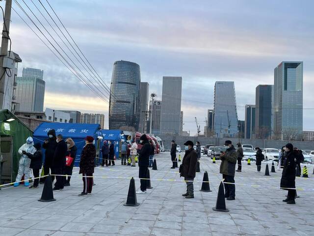 在北京市丰台区一处核酸采样点，居民正在有序排队进行核酸采样。（北京市丰台区供图）