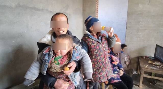 江苏徐州8个孩子的母亲被拴铁链疑似被拐卖？当地派出所：正在调查