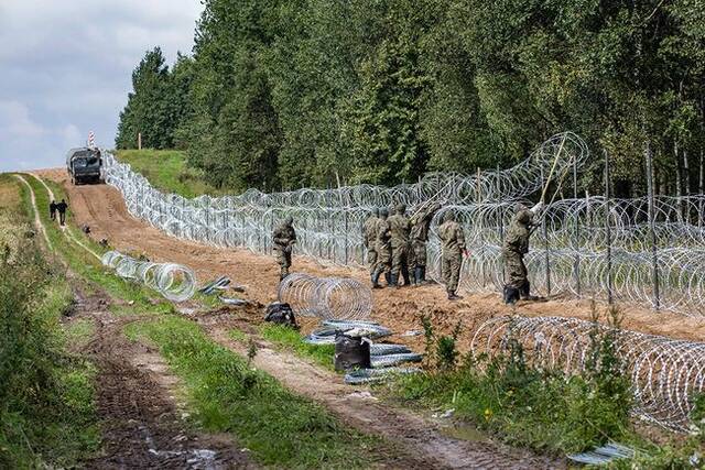 当地时间2021年9月1日，波兰士兵沿着与白俄罗斯的边界沿线修建铁丝网。人民视觉图