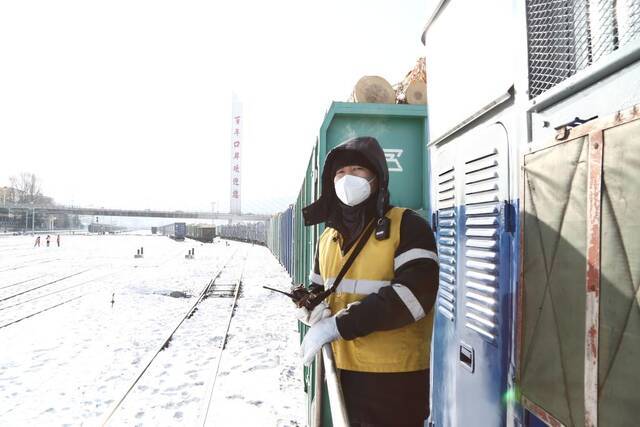 全球连线｜探访中俄“百年口岸”疫情和高寒条件下如何保障贸易畅通
