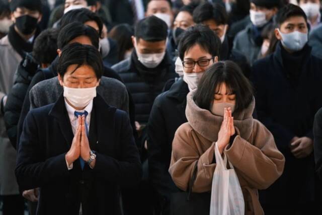 当地时间2021年1月4日，日本东京，“打工人”们在2021年开年的第一个工作日祈福。视觉中国供图。