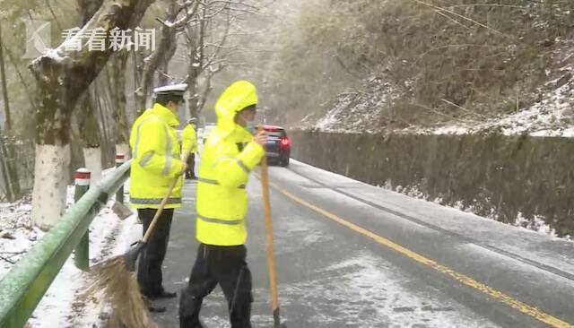 视频｜莫干山出现明显降雪 交警紧急除雪保障游客下山