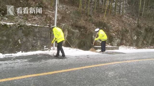 视频｜莫干山出现明显降雪 交警紧急除雪保障游客下山