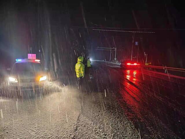 安徽旌德发布暴雪黄色预警信号 皖南川藏线因结冰管制