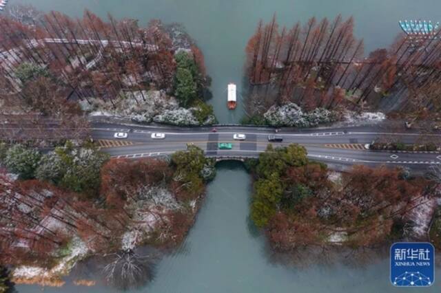  1月29日，一艘游船行驶在西湖景区（无人机照片）。