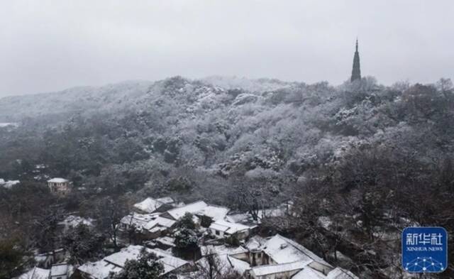 被白雪覆盖的宝石山和保俶塔（1月29日摄，无人机照片）。