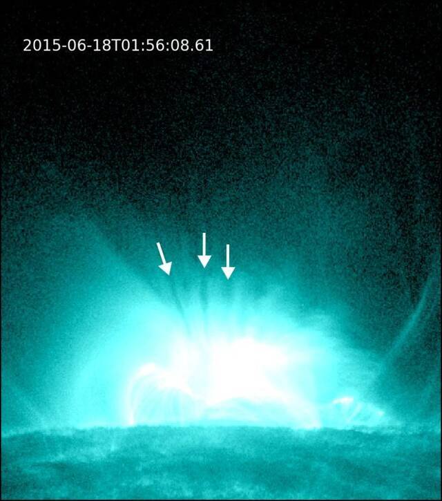 天文学家对1999年太阳上发现的神秘手指状特征进行解释：耀斑环顶向下流