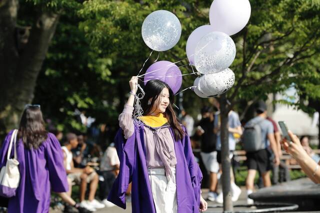  2021年5月19日，美国纽约大学的中国留学生在曼哈顿华盛顿广场欢庆毕业时刻。图/中新