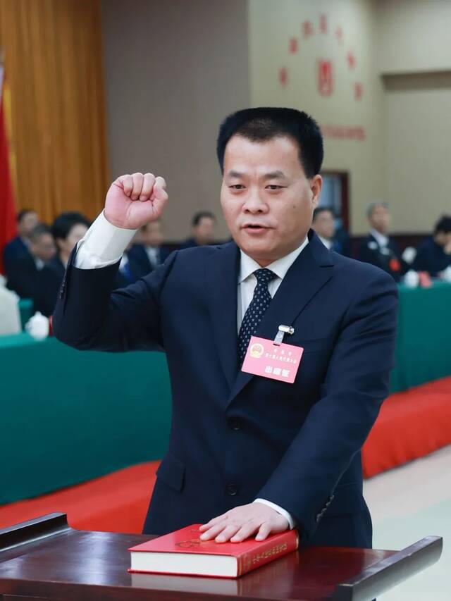 新当选的辛集市政府市长向宪法宣誓。