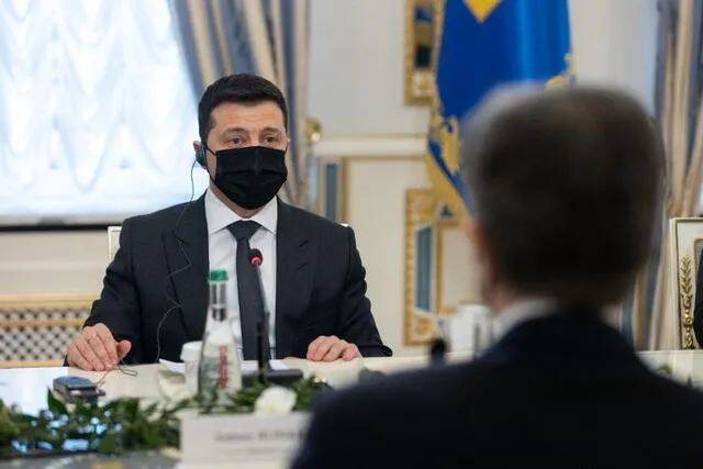  1月19日，乌克兰总统泽连斯基（左）在基辅会见美国国务卿布林肯（新华社发，乌克兰总统办公室供图）
