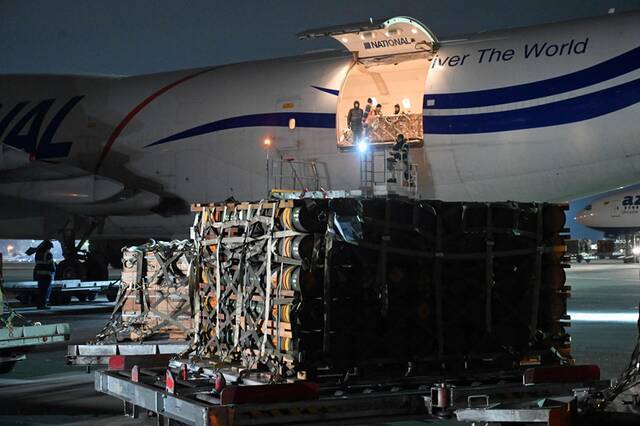 当地时间2022年1月25日，运送美国军事援助物资的飞机降落在鲍里斯波尔国际机场。这是美国2亿军事援助框架内的第三批物资。（图片来源：视觉中国）