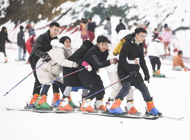 1月27日，在重庆石柱冷水国际滑雪场练习的滑雪爱好者。新华社记者王全超摄