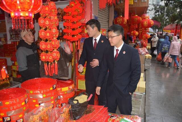 图①:1月27日,贵州省毕节市七星关区检察院针对辖区烟花爆竹经营场所存在的安全问题开展公益诉讼调查,建议经营者对消防器材设置不合理等问题进行现场整改,消除安全隐患。通讯员吴万相余洛摄