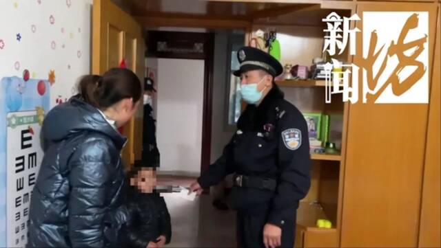 心真大！沪一4岁娃迷路，7岁哥哥来认领，妈妈正躺床上看电视…