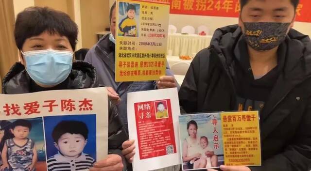 2022年1月25日，在认亲现场，张洋洋与李芳帮助其他家长向媒体介绍他们的寻子信息。新京报记者陈亚杰摄