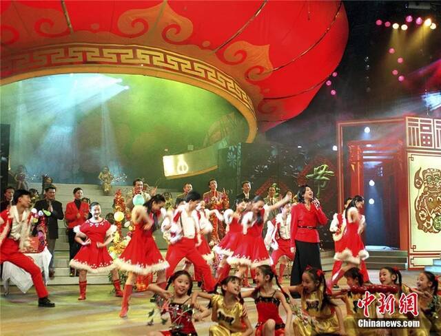 1996年2月，中央电视台春节联欢晚会节目正在加紧排练中。中新社记者赵振清摄